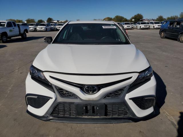 4T1G11AK8NU033910 - 2022 TOYOTA CAMRY SE WHITE photo 5