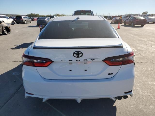 4T1G11AK8NU033910 - 2022 TOYOTA CAMRY SE WHITE photo 6