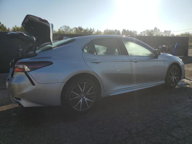 4T1G11AK7NU717430 - 2022 TOYOTA CAMRY SE 银色 照片 3