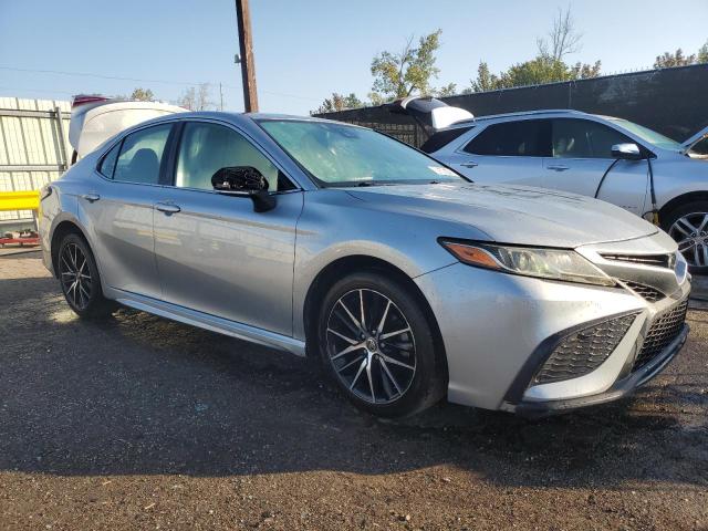 4T1G11AK7NU717430 - 2022 TOYOTA CAMRY SE 银色 照片 4
