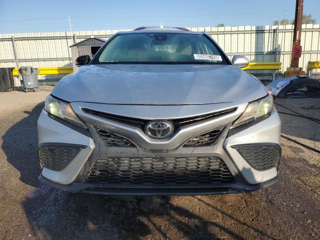 4T1G11AK7NU717430 - 2022 TOYOTA CAMRY SE 银色 照片 5