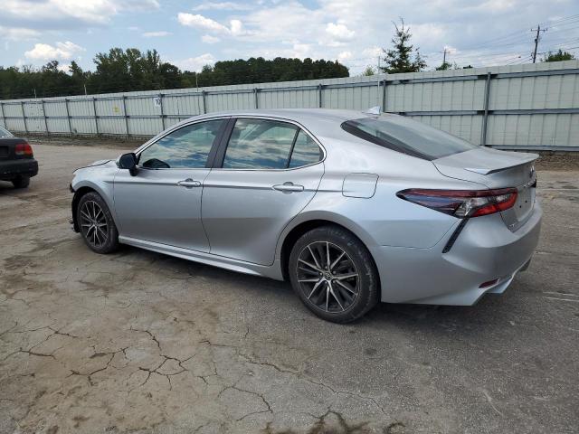 4T1T11AK5PU793018 - 2023 TOYOTA CAMRY SE NIGHT SHADE SILVER photo 2