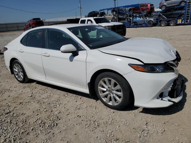 4T1C11AK9LU975606 - 2020 TOYOTA CAMRY LE WHITE photo 4