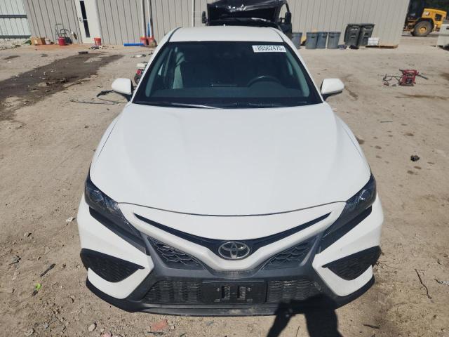 4T1G11AK6NU636242 - 2022 TOYOTA CAMRY SE WHITE photo 5