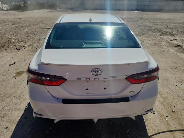 4T1G11AK6NU636242 - 2022 TOYOTA CAMRY SE WHITE photo 6