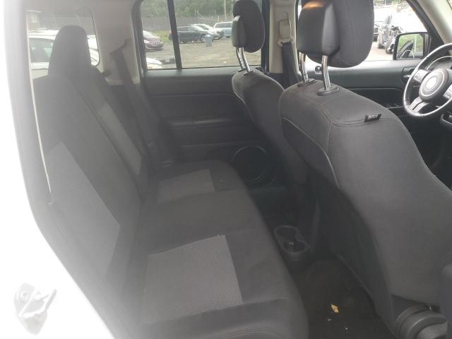 1C4NJRBBXGD708040 - 2016 JEEP PATRIOT SPORT WHITE photo 11