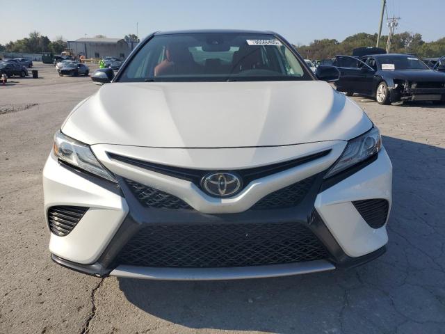 4T1B61HK5KU213939 - 2019 TOYOTA CAMRY XSE WHITE photo 5