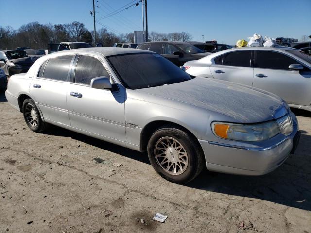 1LNHM82W0YY810079 - 2000 LINCOLN TOWN CAR SIGNATURE SILVER photo 4