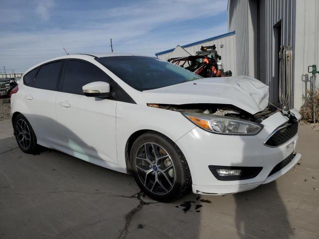 1FADP3K25GL331443 - 2016 FORD FOCUS SE WHITE photo 4