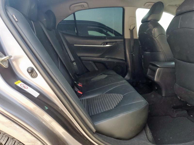 4T1B11HK0JU115270 - 2018 TOYOTA CAMRY L GRAY photo 10