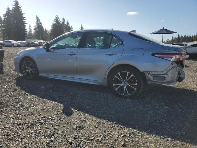4T1G11AK0LU366812 - 2020 TOYOTA CAMRY SE SILVER photo 2