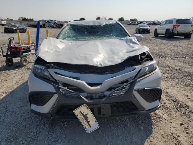 4T1G11AKXNU041751 - 2022 TOYOTA CAMRY SE WHITE photo 5