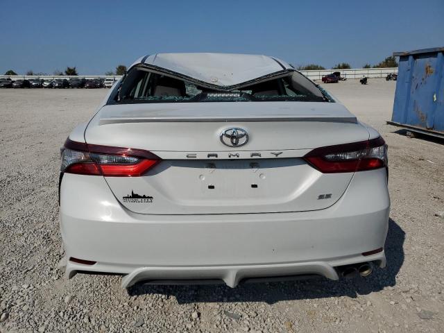 4T1G11AKXNU041751 - 2022 TOYOTA CAMRY SE WHITE photo 6