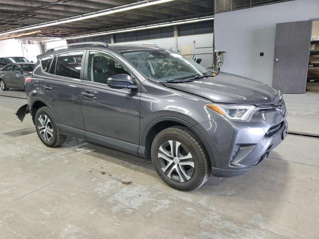 JTMBFREV5JJ192169 - 2018 TOYOTA RAV4 LE 灰色 照片 4