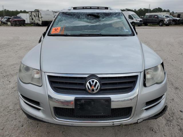 WVGBF7A98AD003716 - 2010 VOLKSWAGEN TOUAREG V6 SILVER photo 5