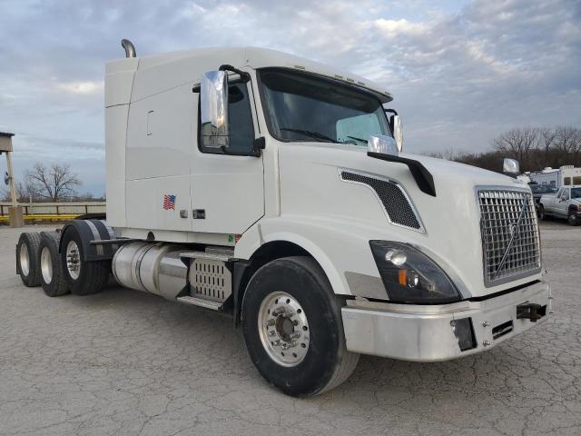 4V4X99KL9HN979195 - 2017 VOLVO VN VNX WHITE photo 1