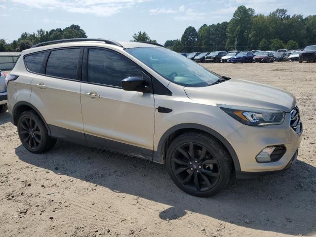 1FMCU9GD1JUA29947 - 2018 FORD ESCAPE SE Beige Foto 4