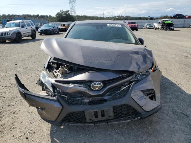 4T1B11HK4JU009436 - 2018 TOYOTA CAMRY L 灰色 照片 5