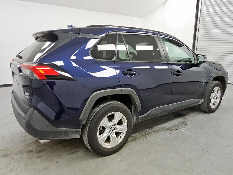 2T3P1RFV3MW161382 - 2021 TOYOTA RAV4 XLE BLUE photo 3