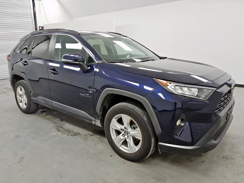 2T3P1RFV3MW161382 - 2021 TOYOTA RAV4 XLE BLUE photo 4