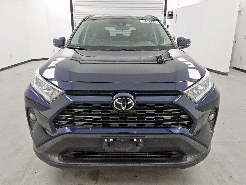 2T3P1RFV3MW161382 - 2021 TOYOTA RAV4 XLE BLUE photo 5