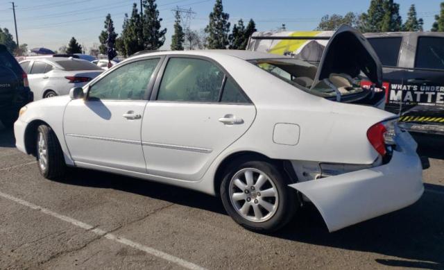 JTDBE32K220057068 - 2002 TOYOTA CAMRY LE WHITE photo 2