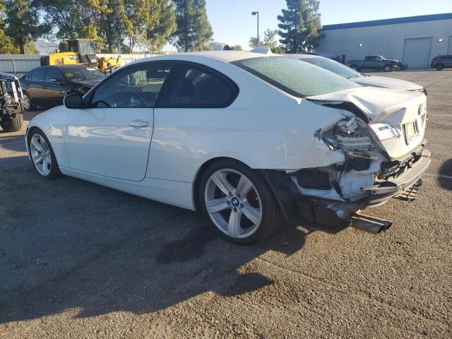WBAKE3C58BE441512 - 2011 BMW 3 SERIES I WHITE photo 2