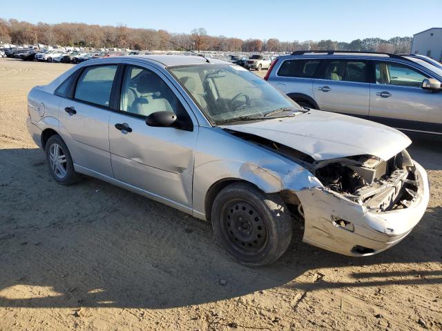 1FAFP34NX5W127474 - 2005 FORD FOCUS ZX4 SILVER photo 4