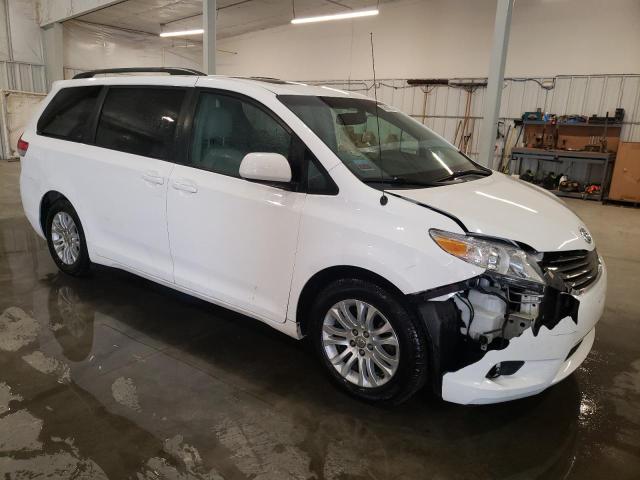 5TDYK3DC5DS304933 - 2013 TOYOTA SIENNA XLE WHITE photo 4