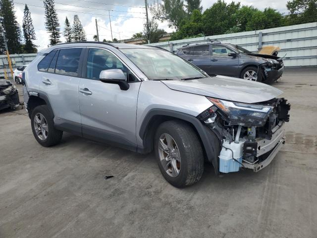 4T3RWRFV7PU106867 - 2023 TOYOTA RAV4 XLE SILVER photo 4