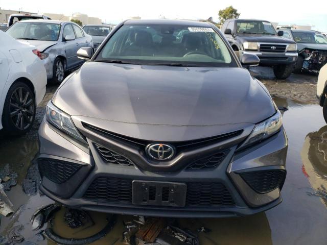 4T1G11AKXNU624479 - 2022 TOYOTA CAMRY SE GRAY photo 5