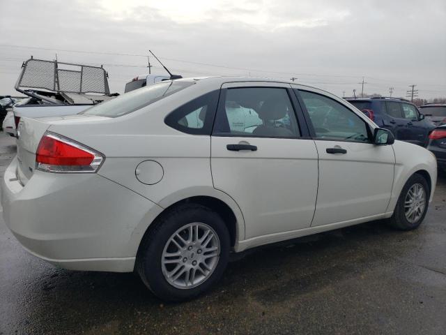 1FAHP3FN9AW279813 - 2010 FORD FOCUS SE WHITE photo 3