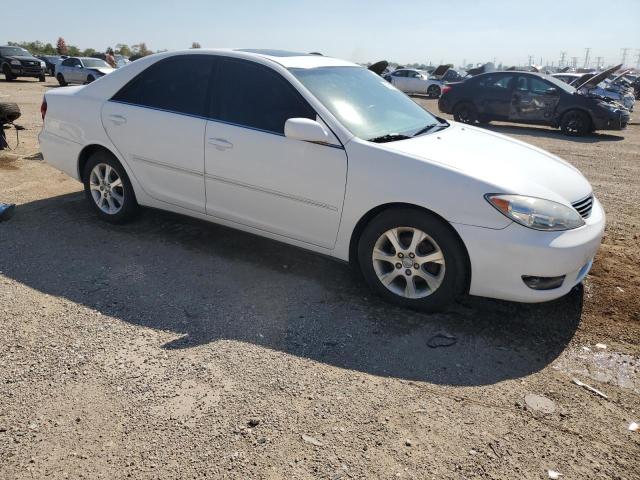 4T1BE30K95U613999 - 2005 TOYOTA CAMRY LE WHITE photo 4