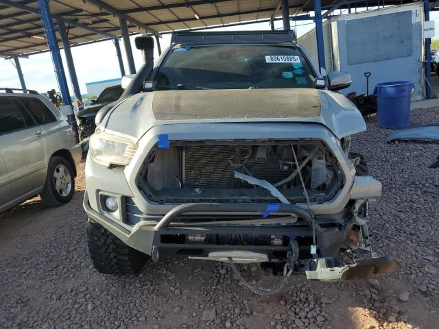 3TMDZ5BN8JM049832 - 2018 TOYOTA TACOMA DOUBLE CAB Silber Foto 5