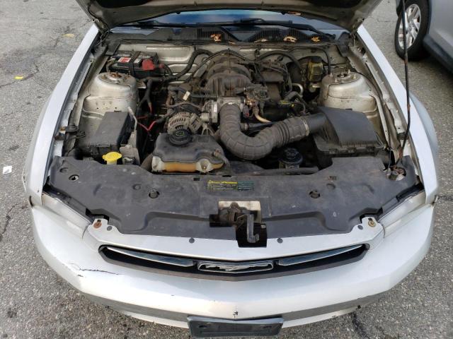 1ZVBP8AN2A5135169 - 2010 FORD MUSTANG SILVER photo 11