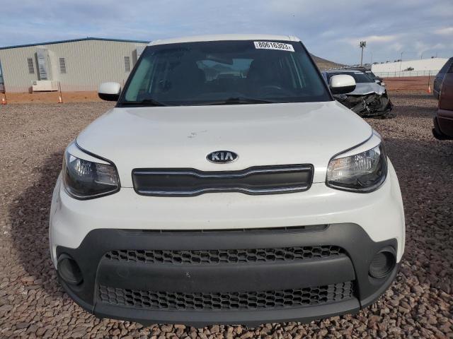 KNDJN2A24H7471444 - 2017 KIA SOUL WHITE photo 5