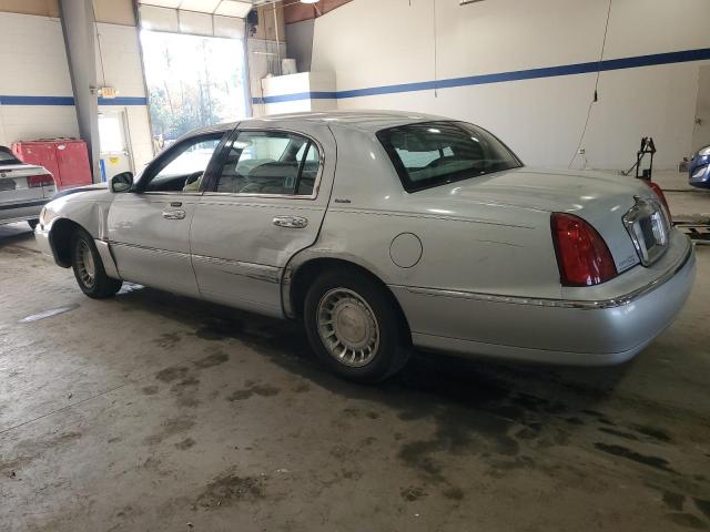 1LNHM81W61Y648109 - 2001 LINCOLN TOWN CAR EXECUTIVE Silber Foto 2