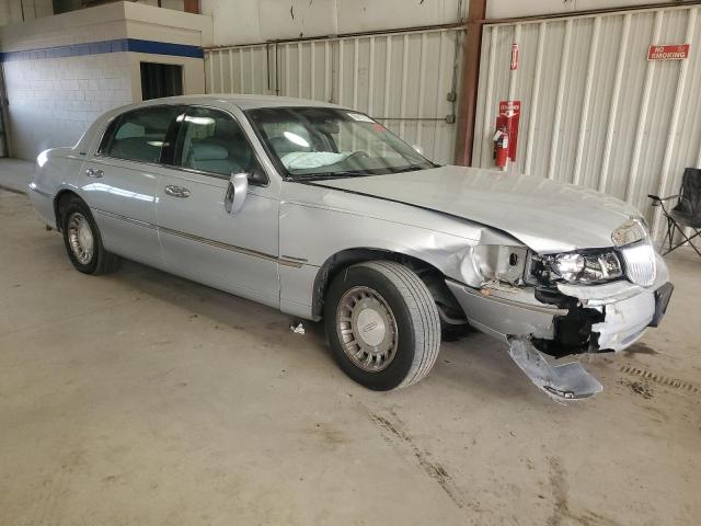 1LNHM81W61Y648109 - 2001 LINCOLN TOWN CAR EXECUTIVE Silber Foto 4