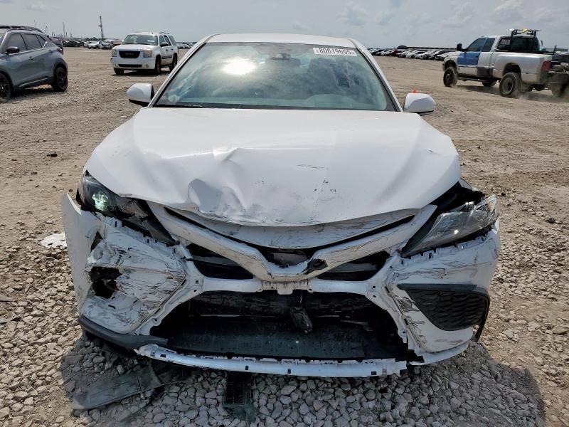 4T1G11AK2RU850778 - 2024 TOYOTA CAMRY SE NIGHT SHADE WHITE photo 5