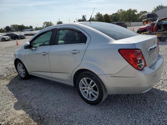 1G1JC5SH0D4118245 - 2013 CHEVROLET SONIC LT ვერცხლისფერი ფოტო 2