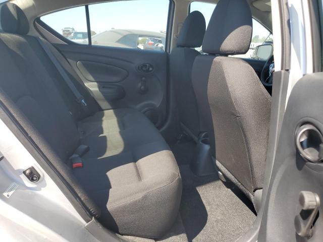 3N1CN7AP8KL804932 - 2019 NISSAN VERSA S Silber Foto 10