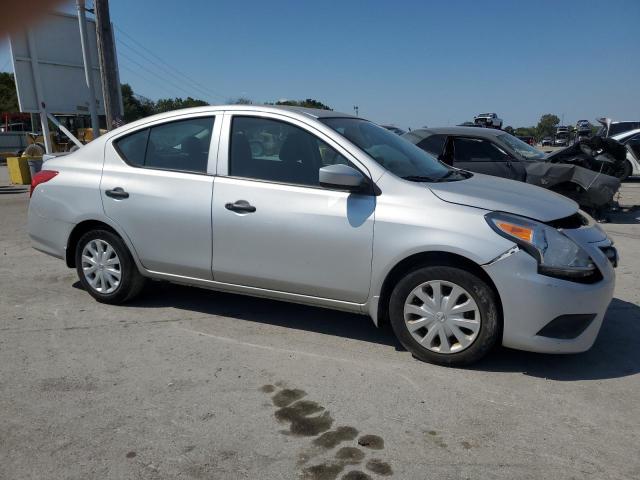 3N1CN7AP8KL804932 - 2019 NISSAN VERSA S Silber Foto 4