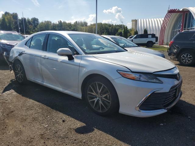 4T1F11BK3NU067490 - 2022 TOYOTA CAMRY XLE أبيض صورة 4