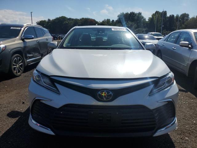 4T1F11BK3NU067490 - 2022 TOYOTA CAMRY XLE أبيض صورة 5