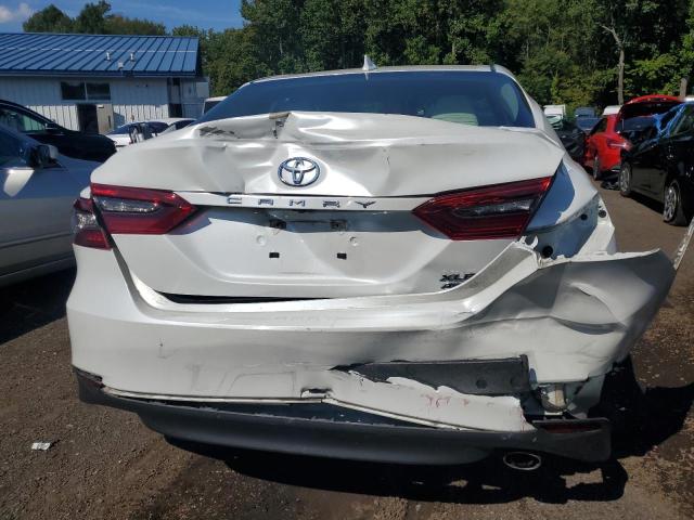 4T1F11BK3NU067490 - 2022 TOYOTA CAMRY XLE أبيض صورة 6
