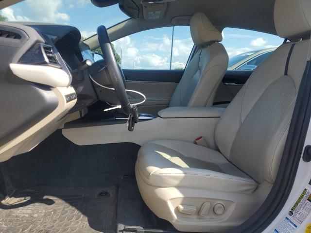 4T1F11BK3NU067490 - 2022 TOYOTA CAMRY XLE أبيض صورة 7