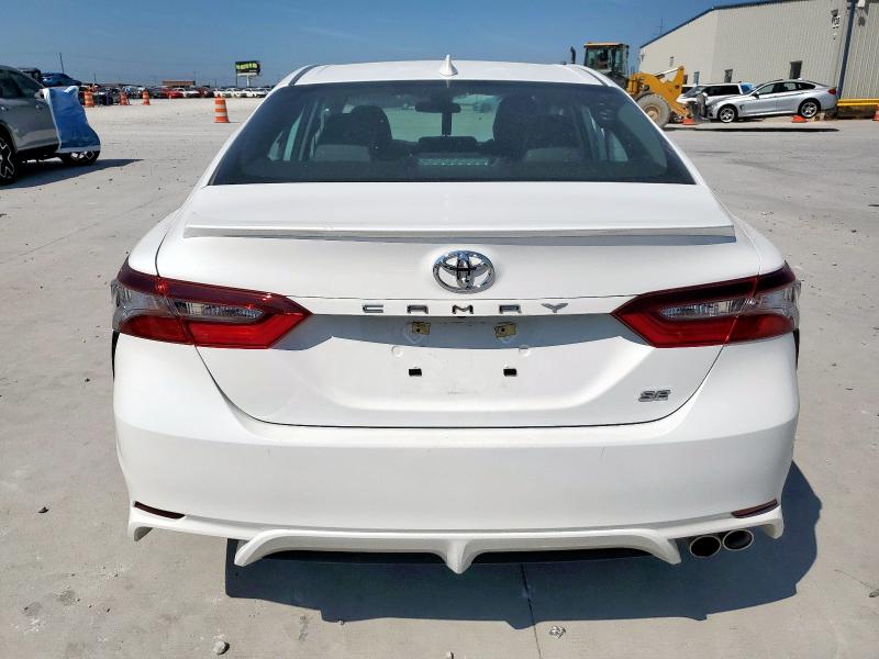 4T1G11AK8RU907551 - 2024 TOYOTA CAMRY SE NIGHT SHADE WHITE photo 6