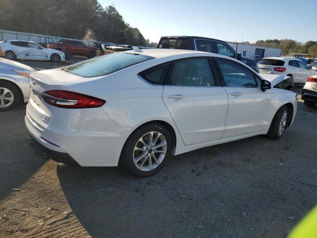 3FA6P0HD1KR132318 - 2019 FORD FUSION SE WHITE photo 3