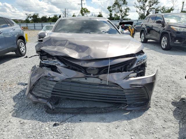 4T1C11AK3NU695716 - 2022 TOYOTA CAMRY LE GRAY photo 5