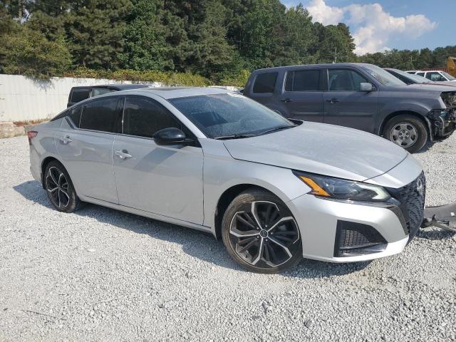 1N4BL4CV4PN376105 - 2023 NISSAN ALTIMA SR Silber Foto 4